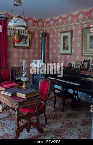 Eine restaurierte Zimmer im Wohnzimmer Geisterstadt Nevada City, Montana, USA. Stockfoto