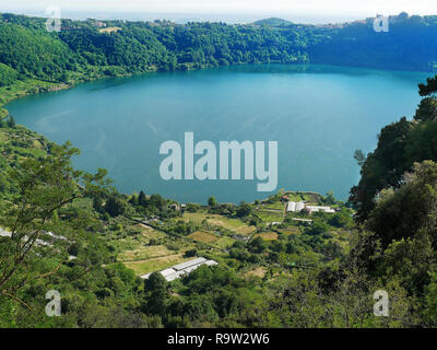 Albano, Blick auf den See von Nemi Latium Italien Stockfoto