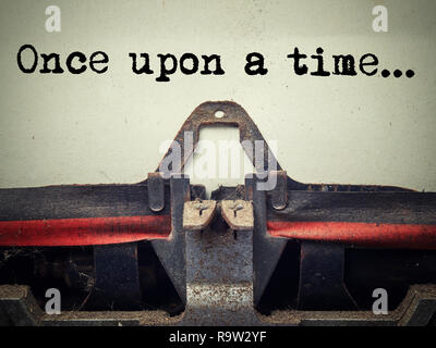 In der Nähe von Alte Schreibmaschine mit Staub mit Einmal Text abgedeckt Stockfoto