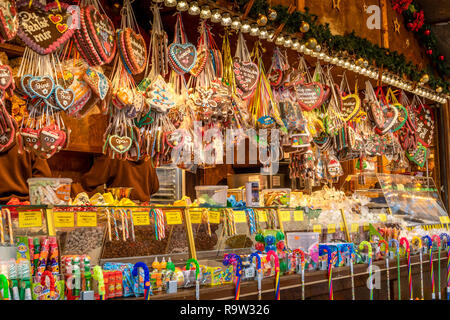 Weihnachtsmarkt auf dem bismarkplatz in der Altstadt von Heidelberg mit Schloss Heidelberg, Heidelberg, Baden-Württemberg, Deutschland, Europa Stockfoto