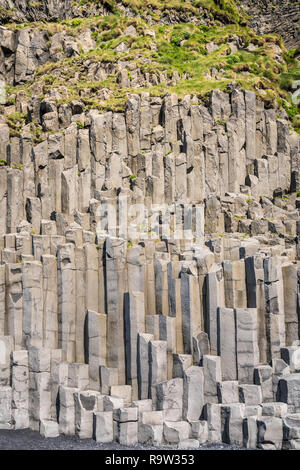 Basaltsäulen am schwarzen Sandstrand in der Nähe von Vik, Island, Europa. Stockfoto