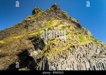 Basaltsäulen am schwarzen Sandstrand in der Nähe von Vik, Island, Europa. Stockfoto