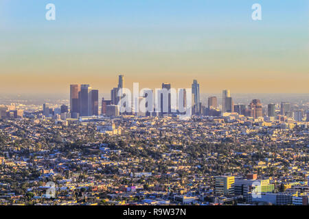 Los Angeles Skyline von Griffith Sternwarte bei Sonnenuntergang gesehen Stockfoto