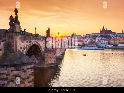 Karlsbrücke in Prag Karlsbrücke Moldau in der Nacht Sonnenuntergang mit Blick auf die Skyline von der Prager Burg und der St. Vitus Kathedrale in Prag in der Tschechischen Republik Stockfoto