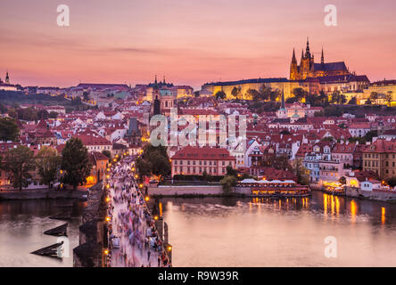 Prager Skyline bei Nacht mit Karlsbrücke, Prager Burg und der St. Veits Dom auf dem Hügel von Mala Strana Prag Tschechische Republik Europa Stockfoto