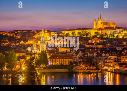 Prager Skyline bei Nacht mit Karlsbrücke, Prager Burg und der St. Veits Dom auf dem Hügel von Mala Strana Prag Tschechische Republik Europa Stockfoto