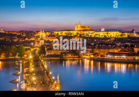 Prager Skyline bei Nacht mit Karlsbrücke, Prager Burg und der St. Veits Dom auf dem Hügel von Mala Strana Prag Tschechische Republik Europa Stockfoto