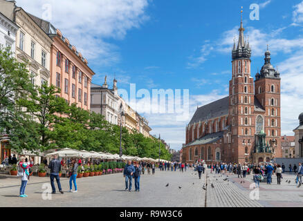 Die Marienkirche auf dem Marktplatz (Rynek Główny), Kraków, Polen Stockfoto