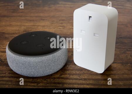 3. generation Echo Dot smart Lautsprecher mit Alexa von Amazon Stockfoto