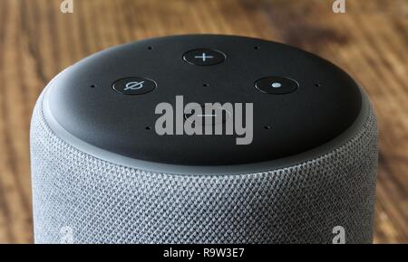 2. generation Echo Plus smart home Hub mit Alexa Stockfoto