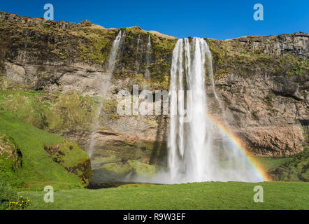 Der Wasserfall Seljalandsfoss mit Regenbogen im südlichen Island, Europa. Stockfoto