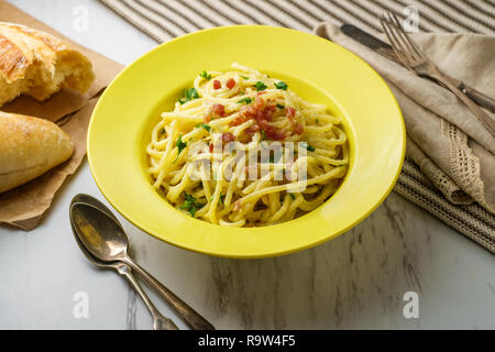 Cremige italienische Küche Spaghetti alla Carbonara mit Pancetta und knusprigem Brot Stockfoto