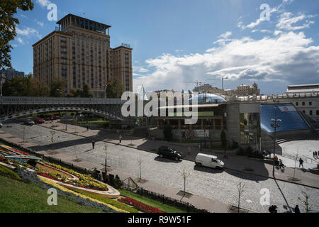 Das vier-Sterne Hotel Ukraine (Hotel Ukrayina) in der Zeit der Sowjetunion mit Blick auf den Independence Square in der Innenstadt von Kiew, Ukraine gebaut. Stockfoto