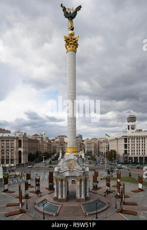 Die Independence Monument mit dem Berehynia statue am Maidan Nezalezhnosti Square (Platz der Unabhängigkeit) in Kiew, Ukraine, Europa Stockfoto