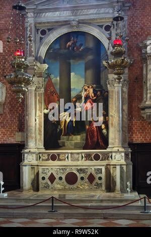 Altarbild'Pesaro Madonna' ('Madonna di Ca' Pesaro") durch die italienische Renaissance Maler Tizian (1519-1526) auf der Anzeige in der Basilika "Santa Maria Gloriosa dei Frari (Basilica di Santa Maria Gloriosa dei Frari) in Venedig, Italien. Stockfoto