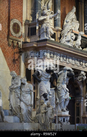 Begräbnis Monument zu Dogen Giovanni Pesaro entworfen von italienischen Barock Architekten Baldassare Longhena und Deutsche Bildhauer Melchior Barthel mit Hilfe von italienischen Bildhauers Bernardo Falcone da Lugano (1660-1669) in der Basilika "Santa Maria Gloriosa dei Frari (Basilica di Santa Maria Gloriosa dei Frari) in Venedig, Italien. Stockfoto