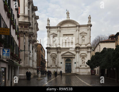 Kirche von Saint Roch (Chiesa di San Rocco) mit einer Fassade, die von italienischen Barock Architekt Bernardino Maccarucci und zwischen 1765 und 1771 in Venedig, Italien, gebaut. Das Gebäude der Scuola Grande di San Rocco ist auf der linken Seite gesehen. Stockfoto