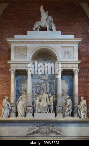 Begräbnis Monument der italienischen Renaissance Maler Tizian entworfen von italienischen klassizistischen Bildhauer Luigi Zandomeneghi mit Hilfe seiner Söhne Pietro und Andrea Zandomeneghi (1843-1852) in der Basilika "Santa Maria Gloriosa dei Frari (Basilica di Santa Maria Gloriosa dei Frari) in Venedig, Italien. Stockfoto