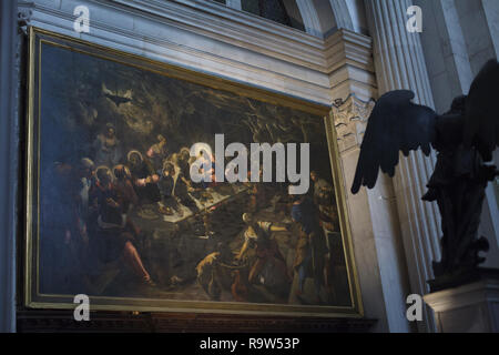 Gemälde "Das letzte Abendmahl" von venezianischen Renaissance Maler Jacopo Robusti genannt Tintoretto (1592-1594) auf der Anzeige in der Kirche von San Giorgio Maggiore (Basilika di San Giorgio Maggiore) auf die Insel San Giorgio Maggiore in Venedig, Italien. Stockfoto