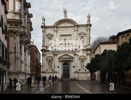 Kirche von Saint Roch (Chiesa di San Rocco) mit einer Fassade, die von italienischen Barock Architekt Bernardino Maccarucci und zwischen 1765 und 1771 in Venedig, Italien, gebaut. Das Gebäude der Scuola Grande di San Rocco ist auf der linken Seite gesehen. Stockfoto