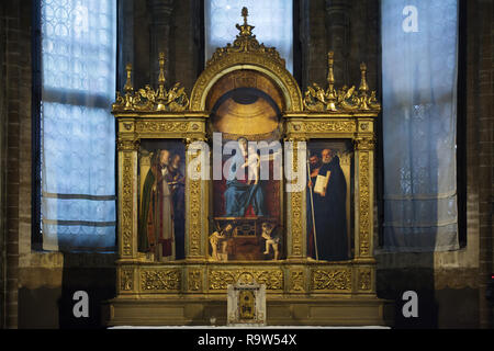 Madonna mit Heiligen von der italienischen Renaissance Maler Giovanni Bellini (1488) auf der Anzeige in der Basilika "Santa Maria Gloriosa dei Frari (Basilica di Santa Maria Gloriosa dei Frari) in Venedig, Italien. Stockfoto