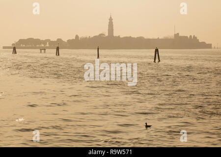 Sonnenuntergang über San Lazzaro Degli Armeni in der venezianischen Lagune (Laguna di Venezia) in der Nähe von Venedig, Italien. Stockfoto