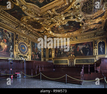 Malerei 'Dead Christus durch den Dogen Pietro Lando und Marcantonio Trevisan" verehrt, die von venezianischen Renaissance Malers Jacopo Robusti genannt Tintoretto (1592-1594), der in den Senat Kammer (Sala del Senato) in der Dogenpalast (Palazzo Ducale) in Venedig, Italien. Stockfoto