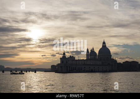 Sonnenuntergang über der Punta della Dogana und die Basilika von Santa Maria della Salute (Basilica di Santa Maria della Salute) in Venedig, Italien. Stockfoto