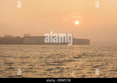 Sonnenuntergang über San Servolo Island (Isola di San Servolo) in der venezianischen Lagune (Laguna di Venezia) in der Nähe von Venedig, Italien. Stockfoto