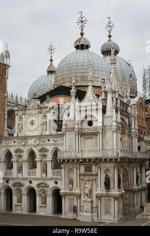 Saint Mark's Basilika (Basilica di San Marco) im Bild von den Innenhof der Dogenpalast (Palazzo Ducale) in Venedig, Italien. Stockfoto