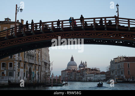 Accademia Brücke (Ponte dell'Accademia) und die Basilika von Santa Maria della Salute (Basilica di Santa Maria della Salute) am Grand Canal (Canal Grande) in Venedig, Italien, dargestellt von einem Boot aus. Stockfoto