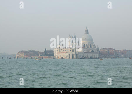 Basilika Santa Maria della Salute (Basilica di Santa Maria della Salute) und die venezianische Lagune (Laguna di Venezia) in Venedig, Italien, dargestellt von einem Boot aus. Stockfoto