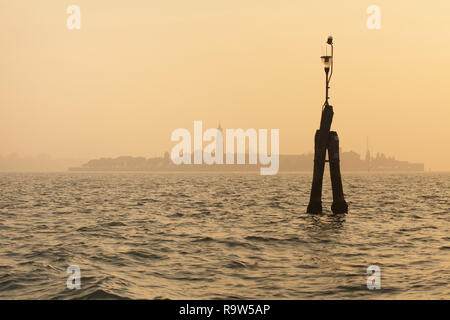 Sonnenuntergang über San Lazzaro Degli Armeni in der venezianischen Lagune (Laguna di Venezia) in der Nähe von Venedig, Italien. Stockfoto