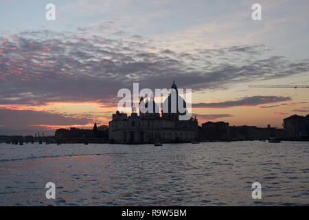 Sonnenuntergang über der Basilika von Santa Maria della Salute (Basilica di Santa Maria della Salute) in Venedig, Italien. Stockfoto