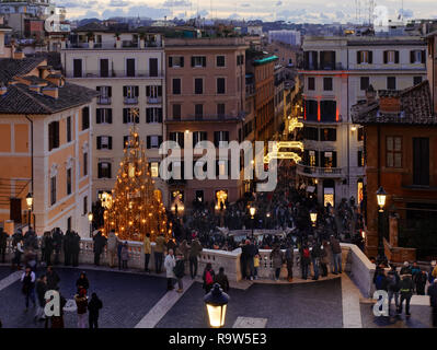 Rome, Italien - 29 Dez 2017: Leute an der Spanischen Treppe und Spanien Platz zu Weihnachten oder weihnachten urlaub Stockfoto