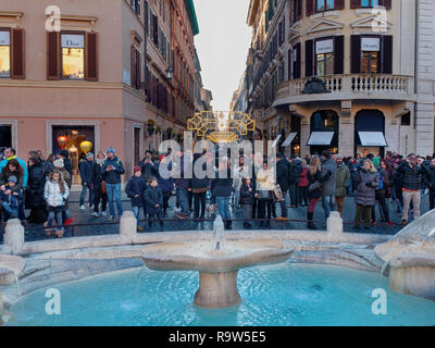 Rome, Italien - 29 Dez 2017: Touristen einkaufen, die am Platz von Spanien im Urlaub Weihnachten oder xmas Stockfoto