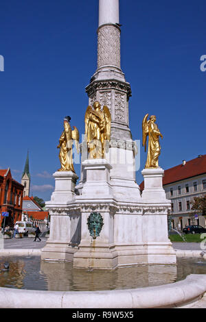 ZAGREB, KROATIEN - OKTOBER 1, 2017: goldene Statuen der Engel auf den Brunnen vor der Kathedrale der Himmelfahrt der Jungfrau Maria in Zagreb, C Stockfoto