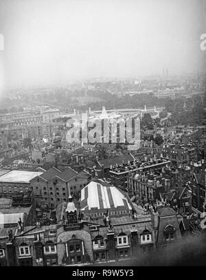 Schwarz-weiß Foto 1919 von der Oberseite der Westminster Cathedral in London getroffen, nördlich über die Dächer der Stadt schauen. Stockfoto