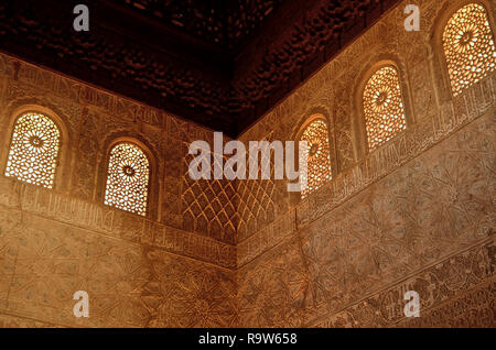 Wände und Fenster der Halle der Botschafter, Alhambra, Granada Stockfoto