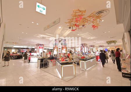 Menschen besuchen Matsuya Einkaufszentrum in Ginza Tokyo Japan. Stockfoto