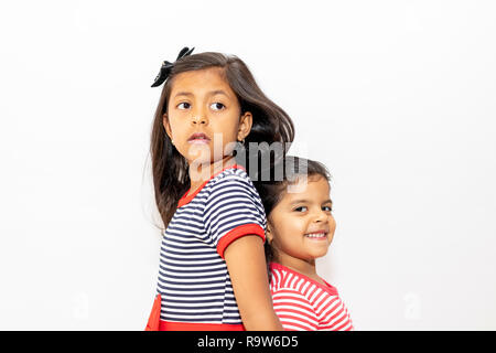 Süße Schwestern mit gestreiften Kleid lachend Stockfoto