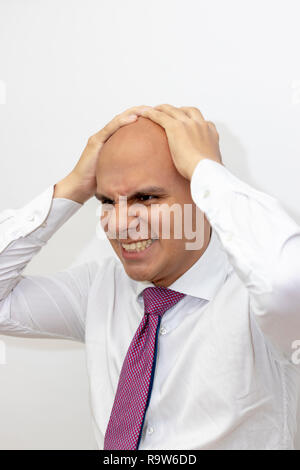 Wütend glatzköpfige Mann mit den Händen auf den Kopf Stockfoto
