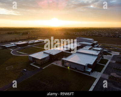 Summit Road High School und an der Volksschule. Bild von einer Drohne getroffen. Stockfoto