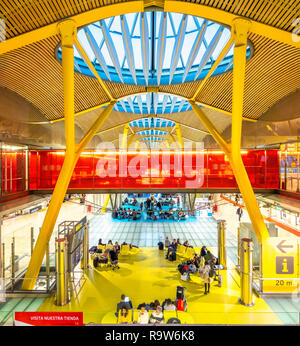 Madrid Flughafen Terminal 4 Madrid Flughafen Barajas von Antonio Lamela, Richard Rogers, Aeropuerto Adolfo Suárez Madrid-Barajas konzipiert. Stockfoto