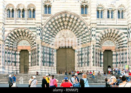 Menschen vor dem Eingang der Dom von Genua. Zwischen dem 5. und 6. Jahrhundert AD, der Dom von Genua, Kathedrale von St. Lawrence (Ita gegründet Stockfoto