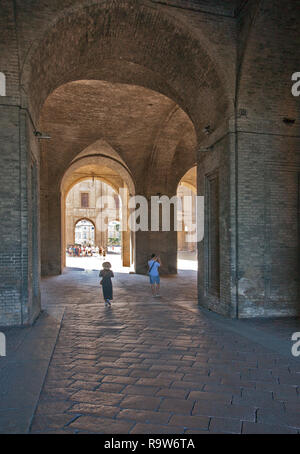 Zwei Touristen Pause zu fotografieren, die Massiven gewölbte Gänge, Parma, Italien. Die Leute gehen hier, zu Fuß vom Fluss sowohl an die Pall Stockfoto