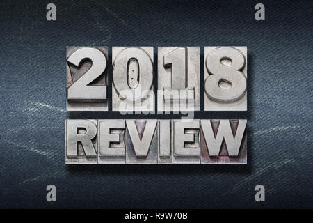 2018 Review Phrase von metallischen Buchdruck auf dunklen Jeans Hintergrund Stockfoto