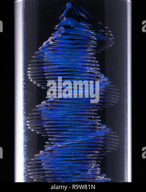 Dna-Modell in Glas Stockfoto