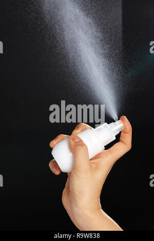 Ein trace mit Spray in einem schwarzen Hintergrund gespritzt Stockfoto