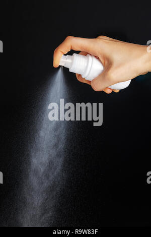 Ein trace mit Spray in einem schwarzen Hintergrund gespritzt Stockfoto